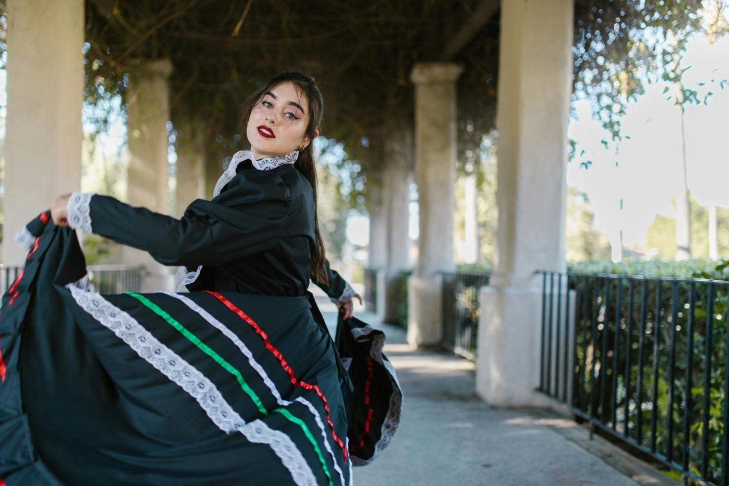 Studenti di balletto durante una lezione in studio illuminato