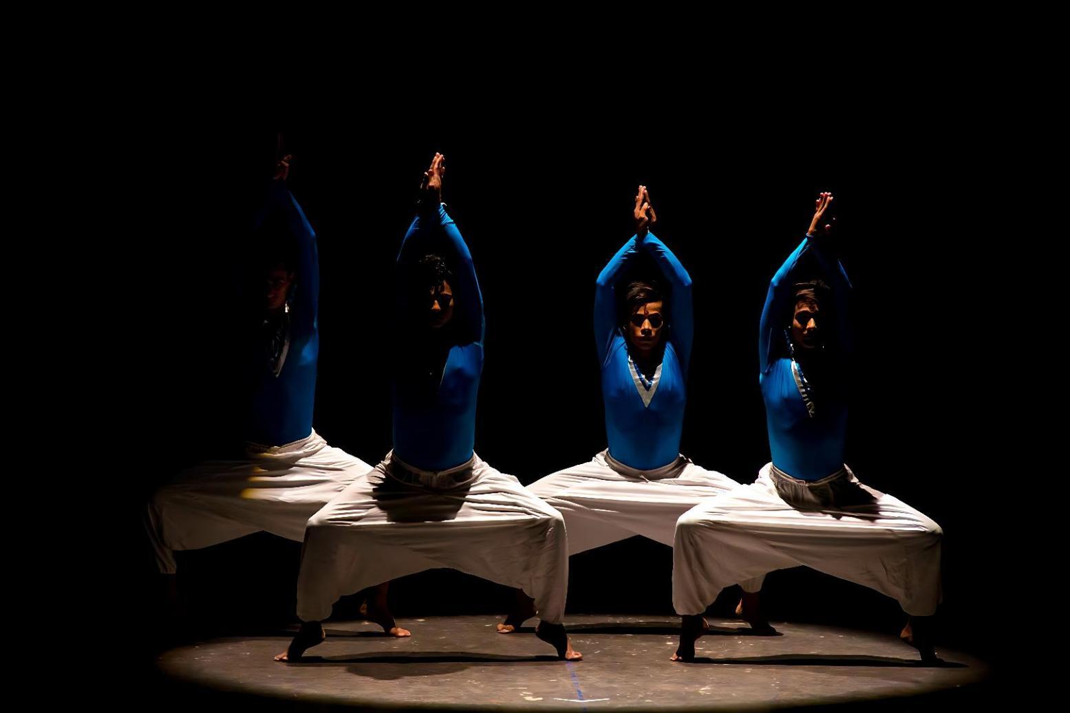 Sala di danza con specchi e sbarre per l'allenamento