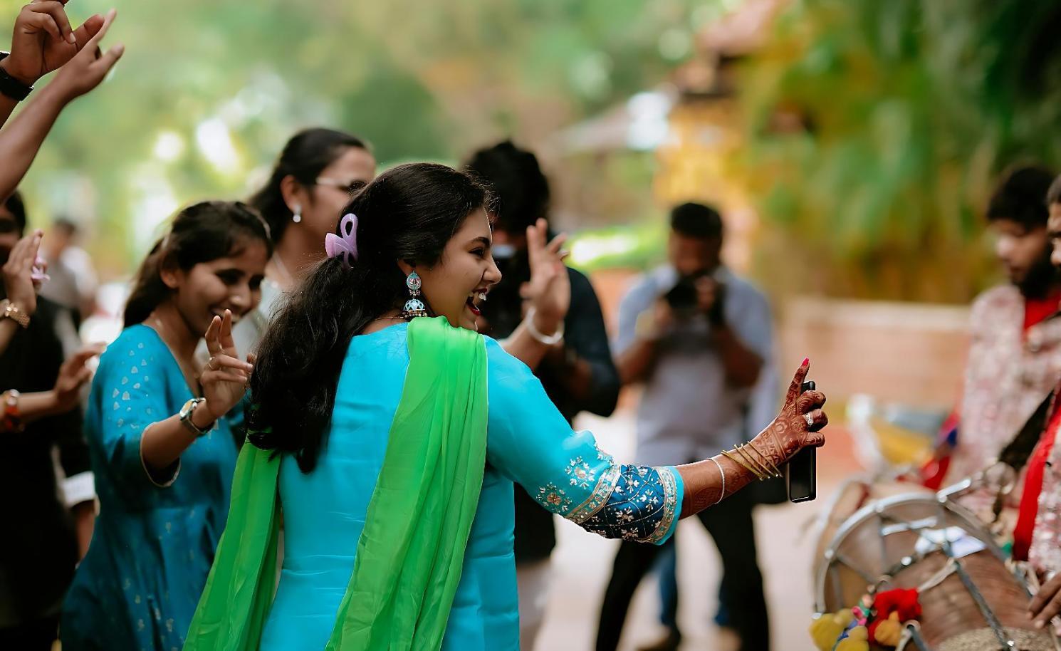 Ballerina in posizione arabesque durante una lezione